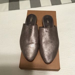 Toms Jutti gray metallic mule shoes size 6